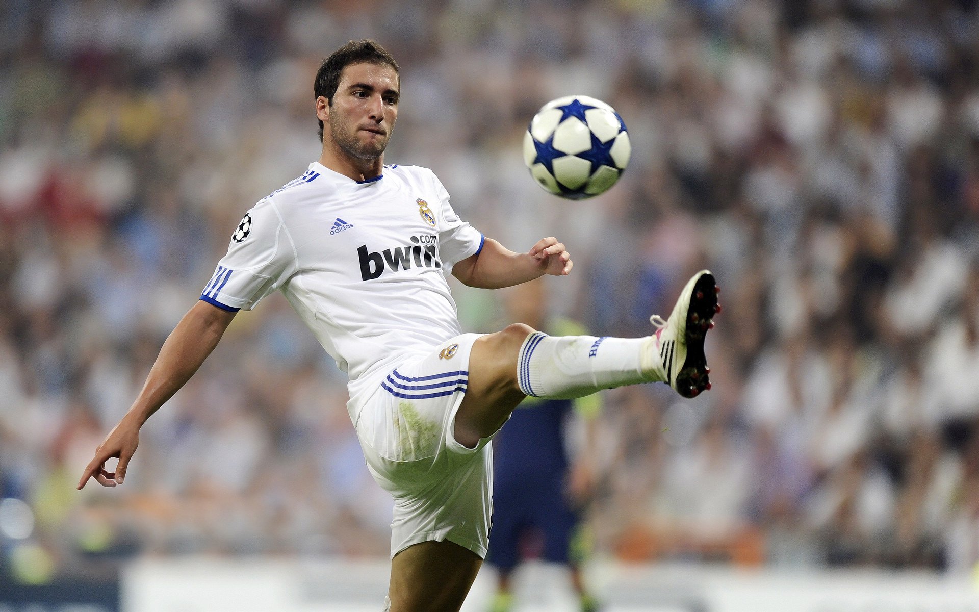 “足球+科技”融合创新，推动行业不断跨越发展，融合足球队